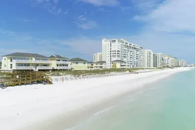 Image de Destin Condo | Steps to Beach + Resort Perks