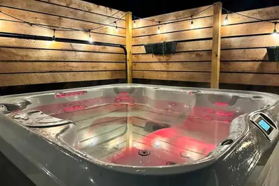 Image de Basecamp R&R: Hot Tub•Fire Pit•Bbq•Private Yard•Walk to Shops