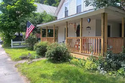 Image de Charming 3-bedroom country house in peaceful Crown Point with WiFi