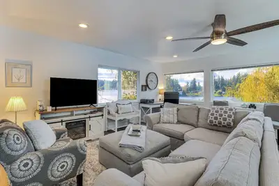 Image de Spanaway Lakefront House: Dock, Fire Pit
