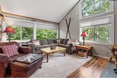 Image de Beautiful condo in the heart of the White Mountains! Community pool access!