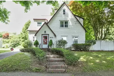 Image de Charming Cottage w/Fireplace, Fenced Yard & Basement Game Room!