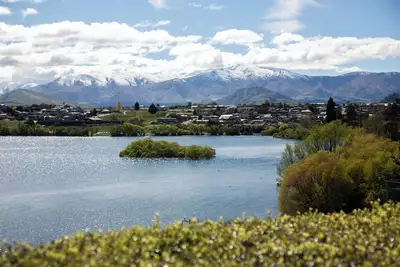 Image de Sunny 2 bedroom home with magnificent lake views.