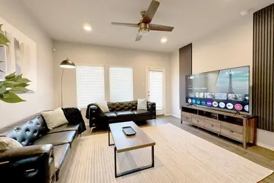 Image de Modern 4br with up to 4 king beds · Game room with pool · Pets welcome!