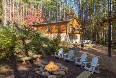 Image de Serenity Cabin | Mountain Views, Hot Tub, Game Room and Fire Pit – 5 Min to Lake Lure!