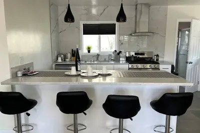 Image de Gated & remodeled 2b/2b house, WiFi in welcoming Baldwin Park
