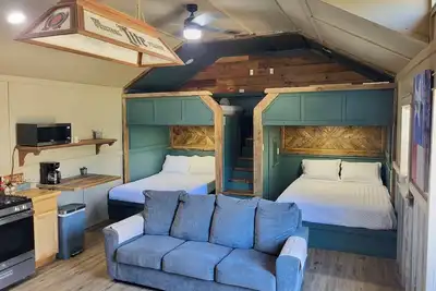 Image de Cozy “Bunkhouse” cabin in charming Leakey with WiFi, Ac. Near Frio and Garner!