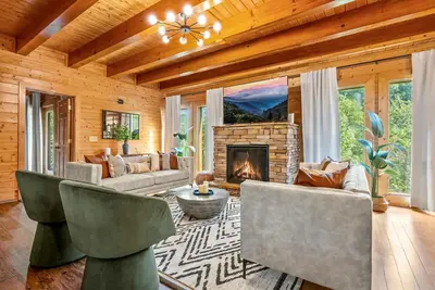 Image de Luxury 7br Smoky Mountain Lodge, Outdoor Pool, Hot Tub, Game Room & Theater -24