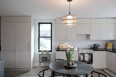 Image de Modern 1-bedroom garden apartment in Berkeley Victorian