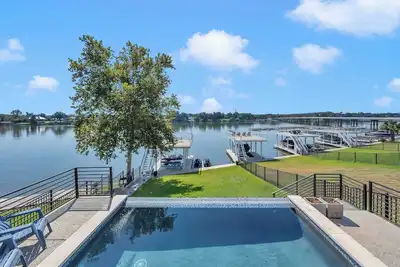 Image de Tranquil Tides-Luxury Waterfront home, pool & dock