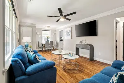 Image de Fenced Yard, Swing Set: Pawfect for Family & Dogs!