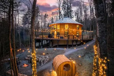 Image de Mount Snow Yurt: Hot Tub~Wood Stove~WiFi~EVcharger