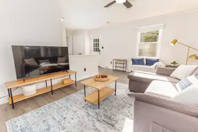 Image de Comfy and Conventient Duplex!