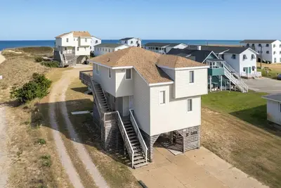 Image de Summer Nights 4 Bedroom Oceanside Home in Kill Devil Hills
