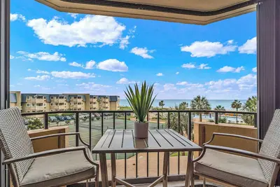 Image de High Sought After - Maison Sur Mer - Oceanfront - Snowbird Welcome