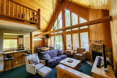 Image de 3br Chalet | Queen, Twin Beds & Private Hot Tub
