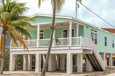 Image de Ocean Breeze Escape 3 bed 2 bath Across the street