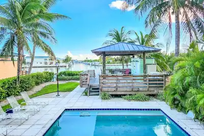 Image de Elegance by the Sea  3 Bedroom / 4 Bath with Dockage & Private Pool