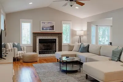 Image de Crestview Cottage - Hot Tub - 3 Bedroom 2 Bath - 3 Minutes to Beach