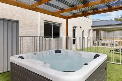 Image de SaltCove with spa in Cowes