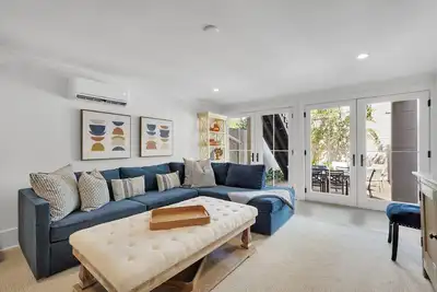 Image de Elegant, Renovated Apt on Beautiful Majestic Jones St by Lucky Savannah