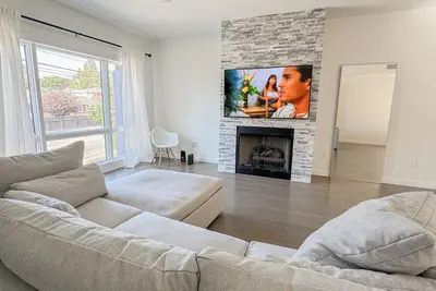 Image de Spacious luxury 4-bedroom townhome with roof, 30 minutes from Nyc