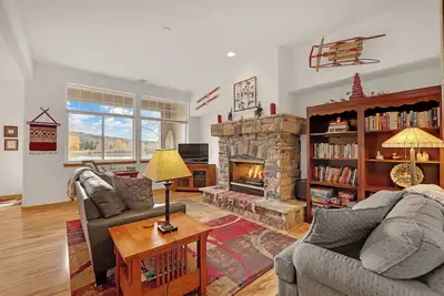 3 Bedroom Duplex on Neighborhood Pond!