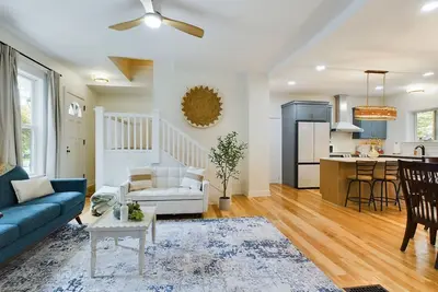 Image de Luxury 4-Bed Full Home with Deck