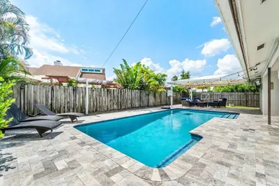 Image de Bright and Comfy ~ 5 Star Location ~ Heated Pool