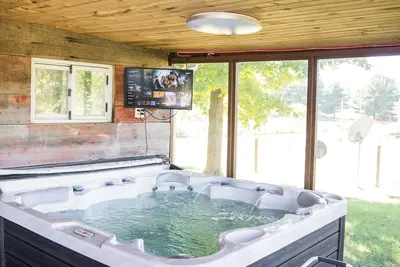 Image de Private Country house with hot tub and screened in back porch