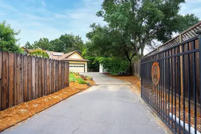 Image de Master bedroom in half acre luxury reasort home. Zen quiet, private and peaceful