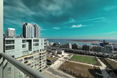 Image de Comfy 2-Beds in Downtown Toronto with free parking and Lakeview