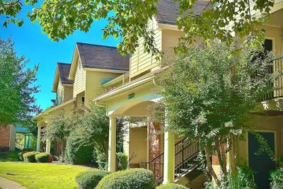 Image de King Bed W\/Pool, Pet Friendly, Fitness Center, Seconds from Interstate, Free Parking