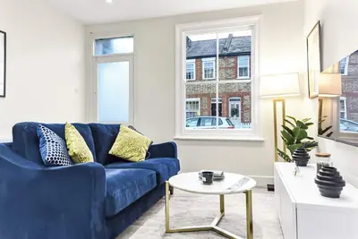 City Elegance: Spacious 2br for Urban Comfort