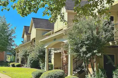 Image de King Bed W\/Pool, Pet Friendly, Fitness Center, Seconds from Interstate, Free Parking