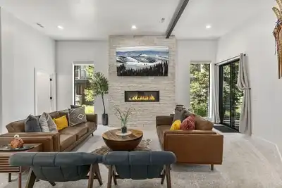 Image de New! 9005b - Luxury Two Bedroom + Den