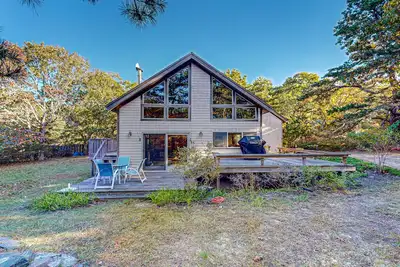 Image de Centrally located Island getaway with bike path access, patio, W/D, & games