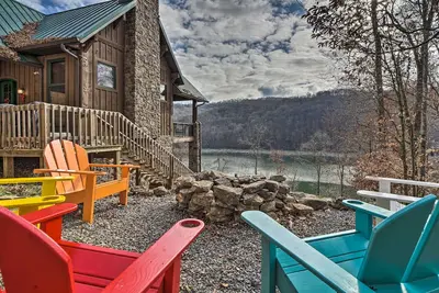 Image de Lakefront cabin with fire pit, lift down to the dock, hot tub, bean bag toss