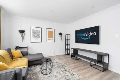 Image de Spacious 3 Bdrm Duplex in Laval with WiFi & Free Parking