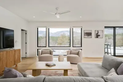 Image de Luxury Home w/Mountain Views, Hot Tub, Ev Charger, Play Equipment