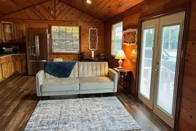 Image de Cabin in the middle of town, near the amenities, but hidden on a dead end street.