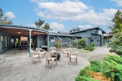 Image de < 3 Mi to Uo Campus: Pet-Friendly Springfield Home