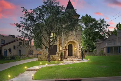 Image de A Good Knight's Rest. 3 Story Castle Gathering Place Tulsa with Hot Tub/Mini Golf and more!