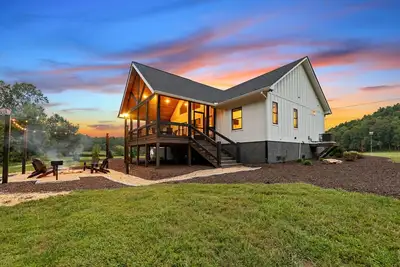 Image de New Creekfront Home/Hot Tub/Firepit/Walking Trails/Mountaintown Creek/Ellijay#3w