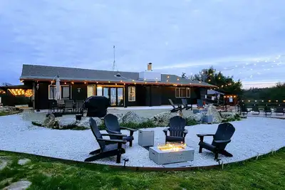 Image de 4, 000 Sf Gated 20-Acre Luxe Estate – Game Studio, Panoramic Views, Pool, Hot Tub