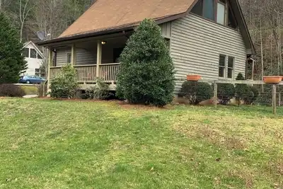 Image de Cabin on the Creek in Sylva with Chicken Coop - Pet friendly! ! !