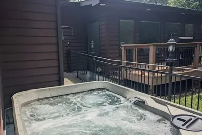 Image de Hot Tub and Game room! Center of Town