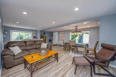 Image de Lakefront Escape With Hot Tub & Modern Comforts