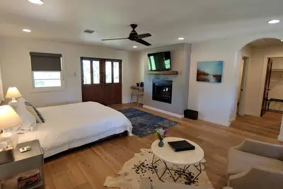Image de Charming 1-bedroom cottage nestled in the Texas Hill Country on 88-acres located in Kyle Texas.