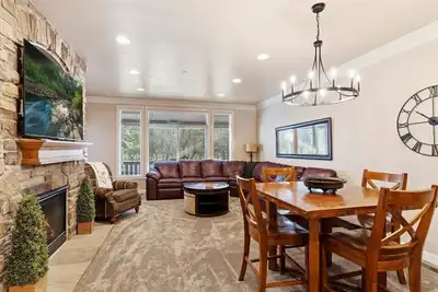 Image de 3 Bedrooms Mountain Condo with Hot Tub with a Large patio deck